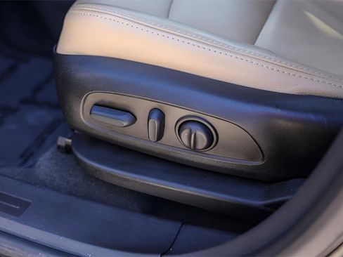 Used 2023 GMC Terrain SLE w/ Driver Convenience Package image 11