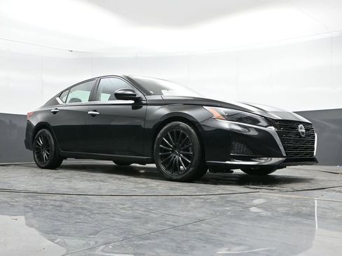 Used 2023 Nissan Altima 2.5 SV FWD image 41