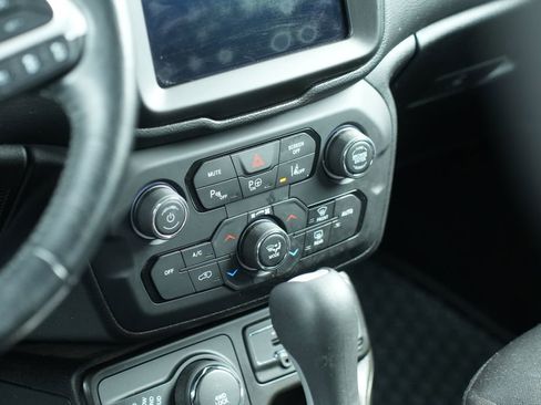 Used 2021 Jeep Renegade Latitude w/ Luxury Group I image 27