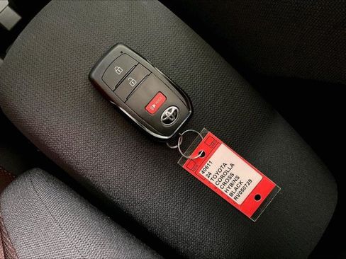 Used 2024 Toyota Corolla Cross AWD Hybrid w/ Moonroof Package image 11