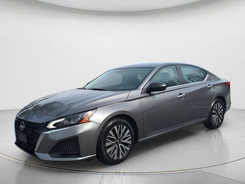 Used 2024 Nissan Altima 2.5 SV image 2