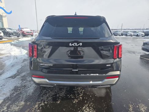 Used 2024 Kia Sorento S image 3