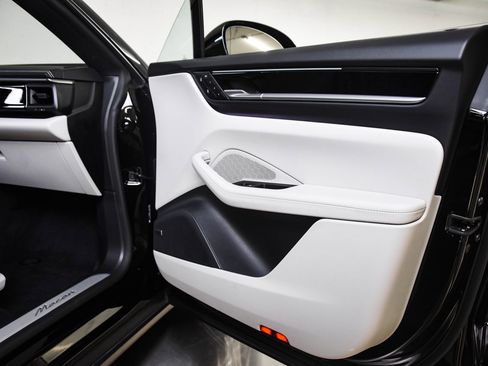 Certified 2025 Porsche Macan Electric image 27