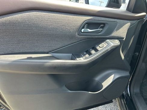Used 2022 Nissan Rogue SV FWD image 11