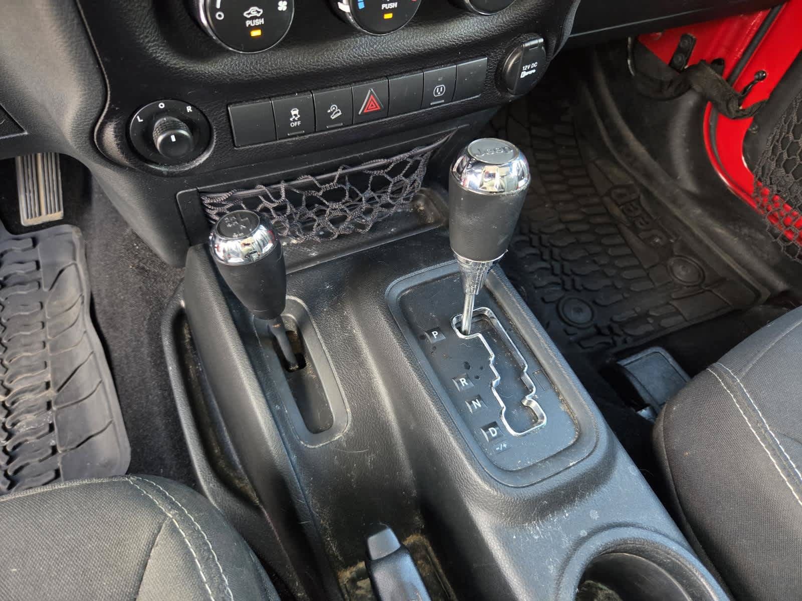 Used 2018 Jeep Wrangler Sahara w/ Connectivity Group AWD/4WD image 19