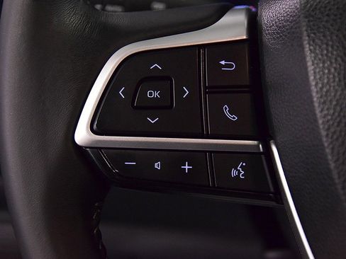 Used 2023 Toyota Highlander XLE image 19