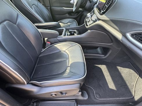 Used 2025 Chrysler Pacifica Limited FWD image 16