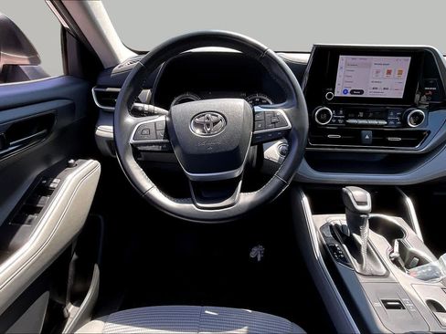 Used 2023 Toyota Highlander LE FWD image 6