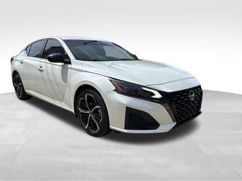 Used 2023 Nissan Altima 2.5 SR w/ SR Premium Package FWD image 5