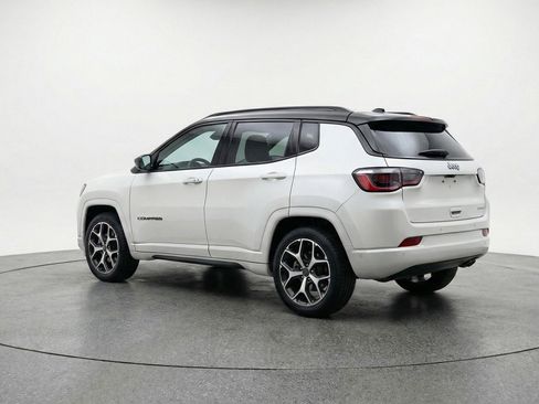 Used 2025 Jeep Compass Limited image 6