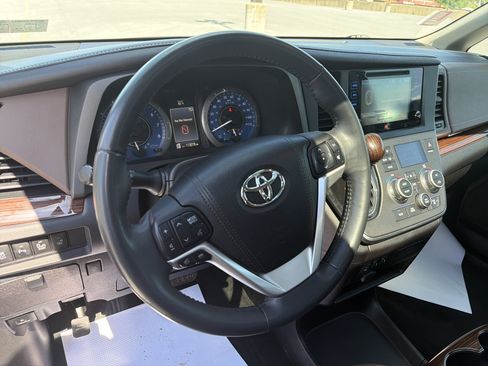 Used 2017 Toyota Sienna Limited FWD image 20