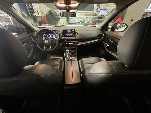 Used 2023 Nissan Rogue SV w/ SV Premium B Package image 3