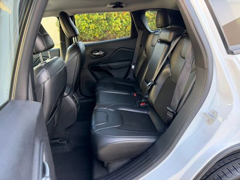 Used 2020 Jeep Cherokee Latitude Plus FWD image 12