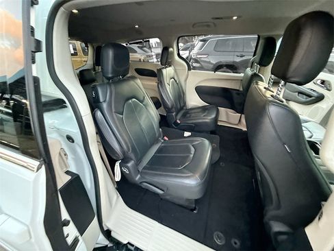 Used 2020 Chrysler Pacifica Touring-L image 31