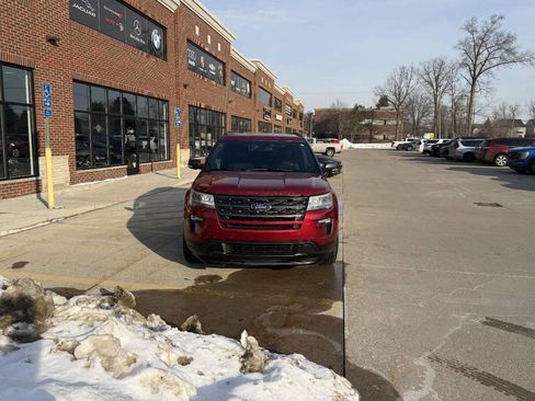 Used 2018 Ford Explorer XLT w/ Equipment Group 202A image 3