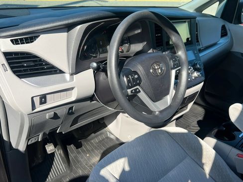 Used 2017 Toyota Sienna LE AWD/4WD image 15
