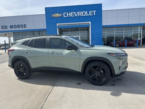 New 2026 Chevrolet Trax ACTIV w/ Sunroof Package image 2