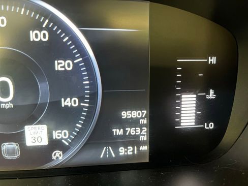 Used 2018 Volvo XC90 T5 Momentum w/ Convenience Package AWD/4WD image 10