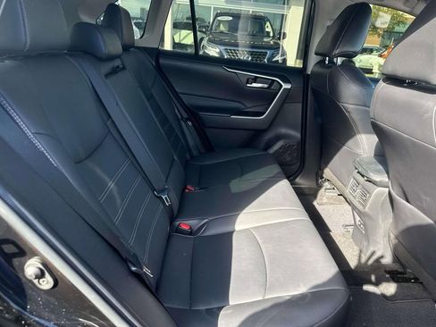 Used 2021 Toyota RAV4 XLE Premium image 9