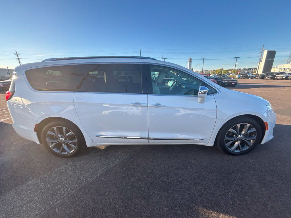Used 2018 Chrysler Pacifica Limited FWD image 4