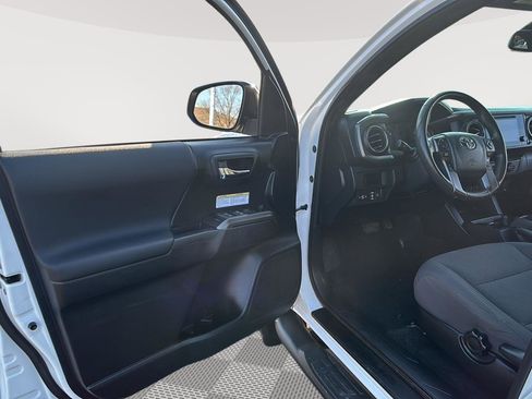 Used 2019 Toyota Tacoma TRD Off-Road image 2