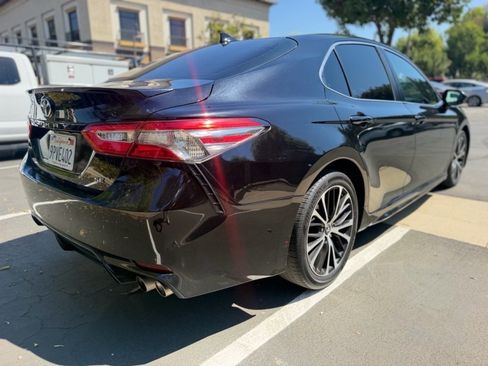 Used 2019 Toyota Camry SE FWD image 6