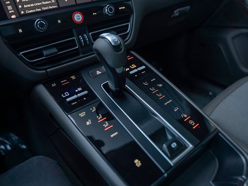 Used 2023 Porsche Macan AWD/4WD image 14