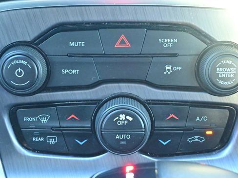 Used 2018 Dodge Challenger SXT w/ Blacktop Package image 21