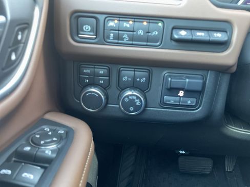 Used 2021 Chevrolet Tahoe High Country w/ Premium Package image 22