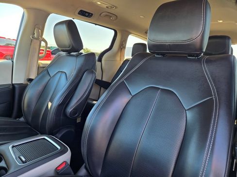 Used 2023 Chrysler Pacifica Touring-L FWD image 16