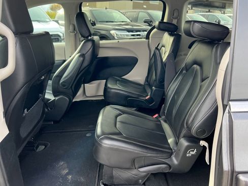 Used 2023 Chrysler Pacifica Touring-L image 19