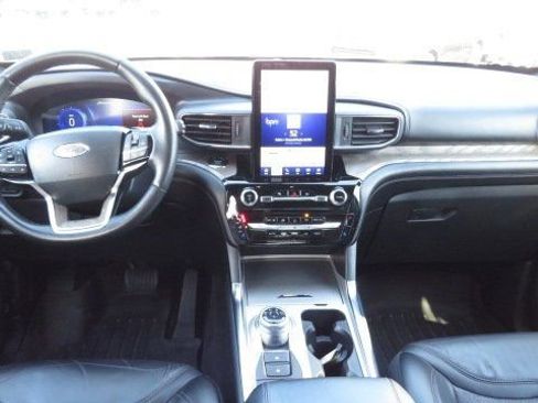 Certified 2022 Ford Explorer Platinum w/ Equipment Group 601A image 2