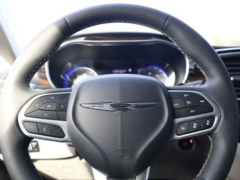 Used 2024 Chrysler Pacifica Limited image 14