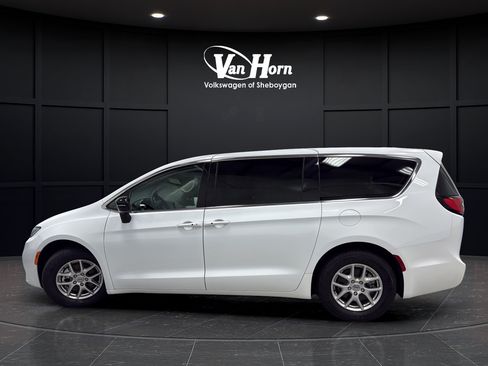 Used 2024 Chrysler Pacifica Touring-L FWD image 4
