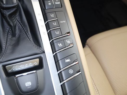Used 2019 Porsche Macan AWD/4WD image 30