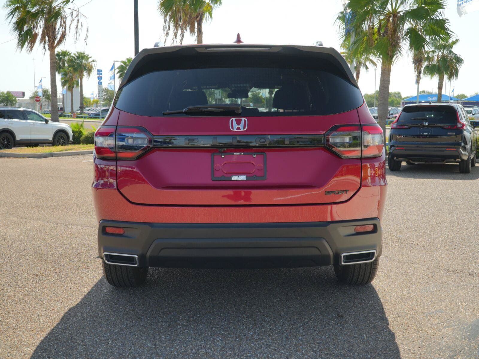 Used 2025 Honda Pilot Sport image 6