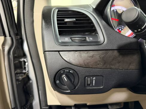 Used 2019 Dodge Grand Caravan SE image 33