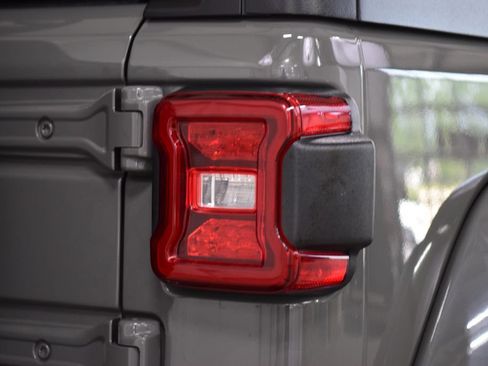 Used 2021 Jeep Wrangler Unlimited Sahara w/ Safety Group AWD/4WD image 19