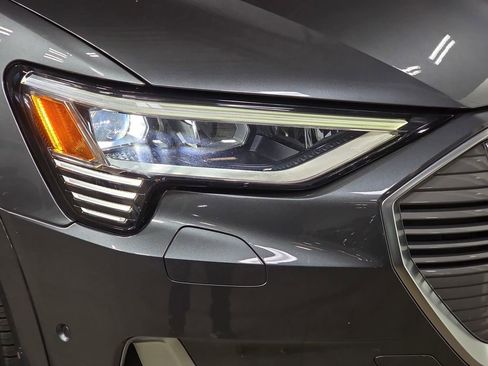 Used 2019 Audi e-tron Prestige w/ Prestige Package AWD/4WD image 12