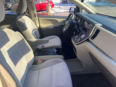 Used 2019 Toyota Sienna LE image 17