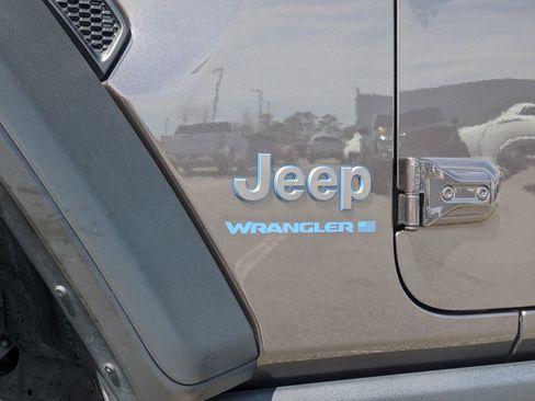 Used 2025 Jeep Wrangler Unlimited Rubicon 4xe w/ Convenience Group image 21