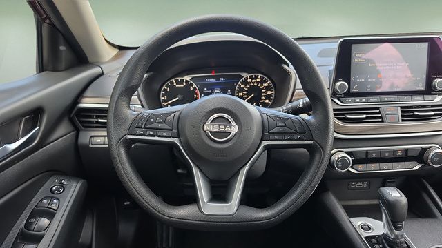 Used 2025 Nissan Altima 2.5 SV FWD image 9