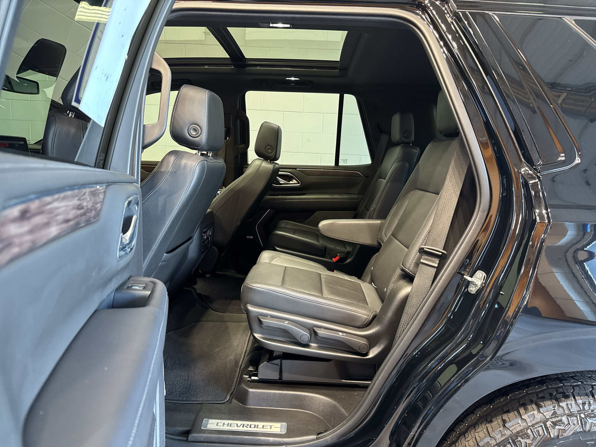 Used 2021 Chevrolet Tahoe Z71 w/ Z71 Off-Road Package AWD/4WD image 12