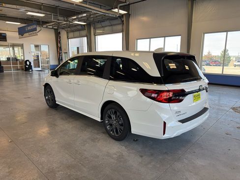 New 2026 Honda Odyssey Touring image 3