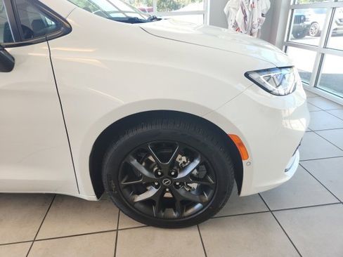 New 2025 Chrysler Pacifica Limited image 8