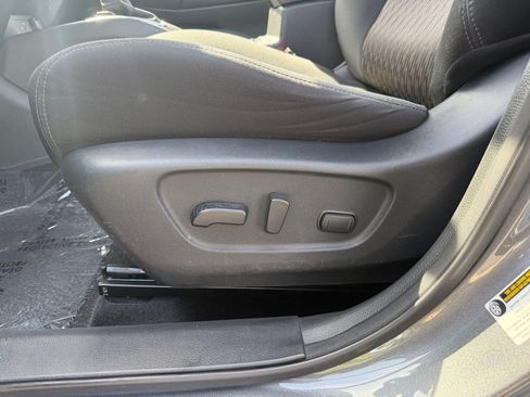 Used 2019 Nissan Rogue SV AWD/4WD image 14