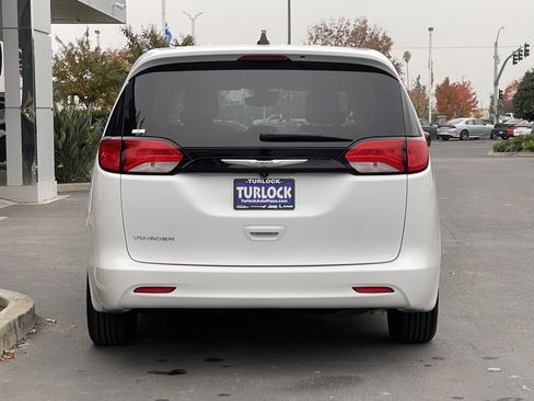 Used 2023 Chrysler Voyager LX image 8