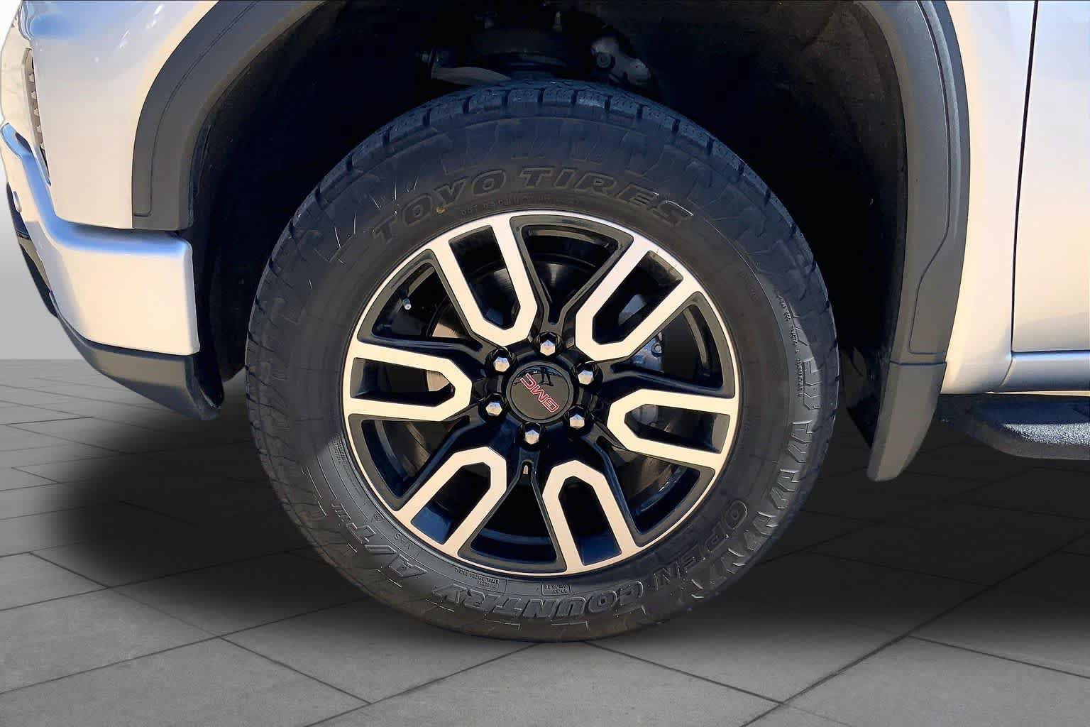 Used 2022 GMC Sierra 1500 AT4 w/ AT4 Premium Package AWD/4WD image 10
