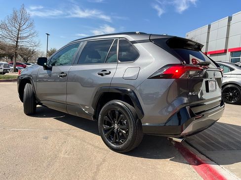 Used 2022 Toyota RAV4 SE w/ Convenience Package image 8