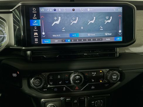 Used 2025 Jeep Wrangler Sahara image 23